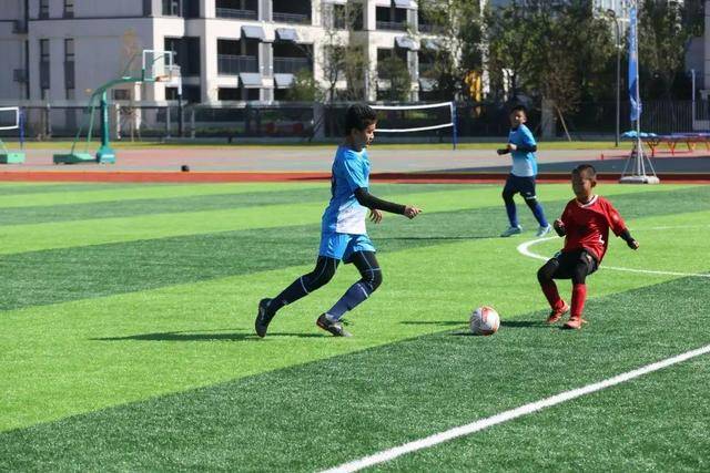 高尔夫天津女子公开赛挥杆 泰国球员纳塔克里塔首轮领跑